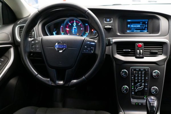 Volvo V40 - Image 2