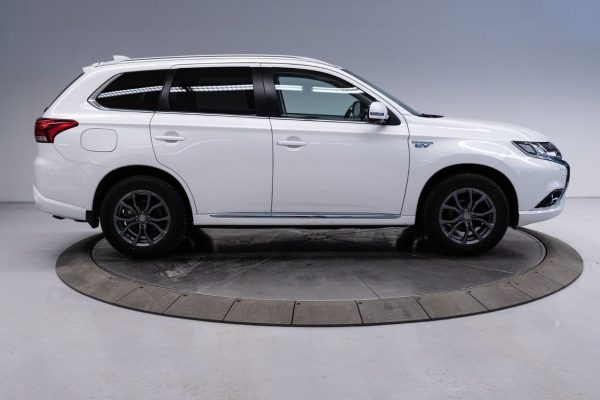 Mitsubishi Outlander - Image 23